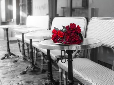 Assaf Frank - Bunch of flowers on cafe table