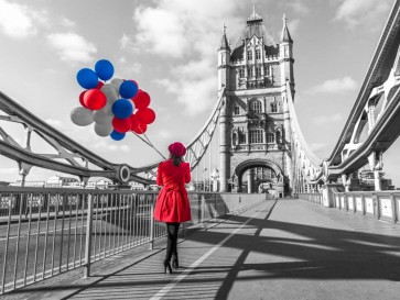 Assaf Frank - Tourist with colorful balloons on Tower Bridge, London, UK