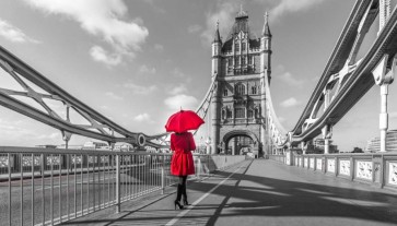 Assaf Frank - Tourist with red umbrella on Tower Bridge, London, UK