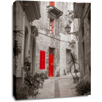 Assaf Frank - Narrow street through traditional maltese houses in Birgu, Malta